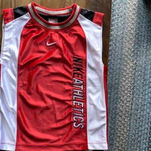 NEW   Nike Sleeveless boys shirt. SIZE 3T